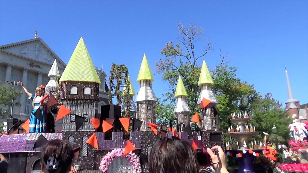 ハウステンボス　ハロウィンキャットパレード　土日はミュージカル「ALICE」のプロモーション