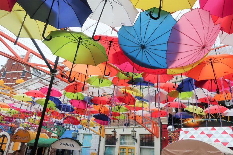 ハウステンボス バラ祭 あじさい祭 アンブレラストリート 傘
